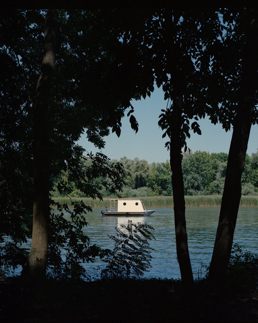 Sneci houseboat by Tamás Bene