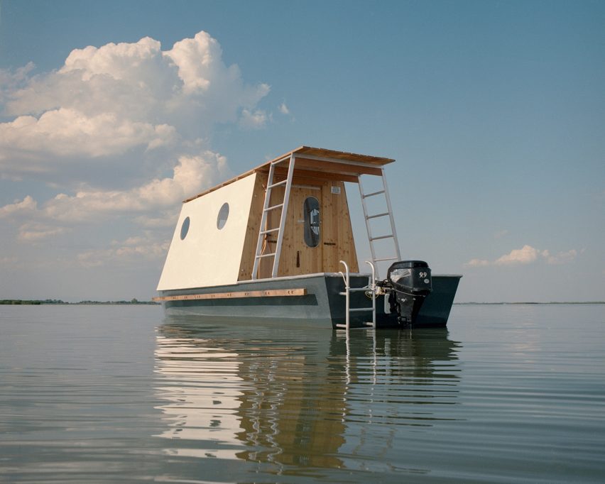 Sneci houseboat by Tamás Bene