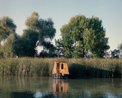 Exterior of the Sneci houseboat by Tamás Bene