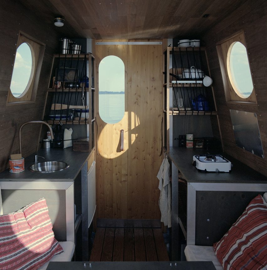 Sneci houseboat by Tamás Bene