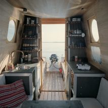 Sneci houseboat by Tamás Bene