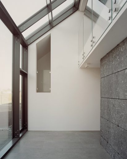 The double-height living room of The House of Wood, Straw and Cork by LCA Architetti