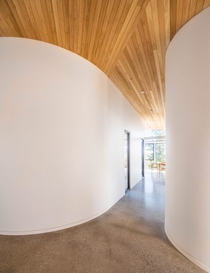 Curved walls in Willunga House by Reuben French-Kennedy
