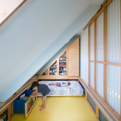Kid's bedroom with roll-away bed