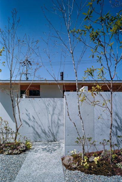 A windowless concrete wall of a Japanese dwelling by FujiwaraMuro Architects