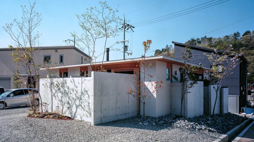 A low-lying concrete house in Japan by FujiwaraMuro Architects