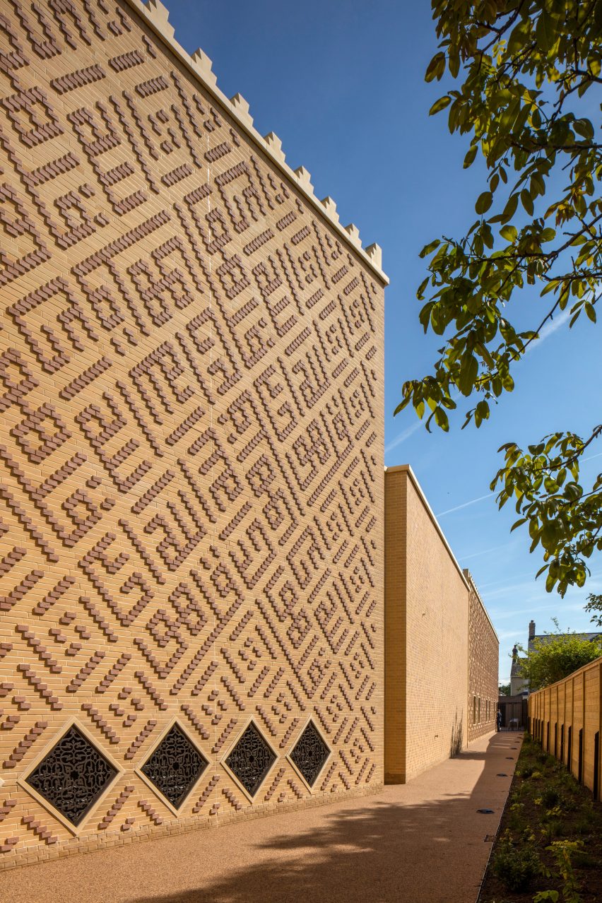 Facade of Cambridge Central Mosque by Marks Barfield Architects