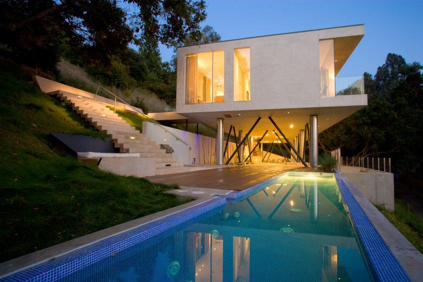 Gerhard Heusch Oak Pass Residence Beverly Hills view of the house from the outside pool