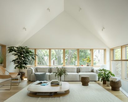 Living room in Ardmore House by Kwong Von Glinow
