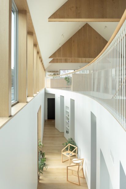 Curved atrium in Ardmore House by Kwong Von Glinow