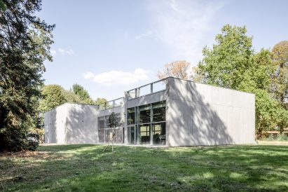 Concrete building in the Château de la Grange-la-Prévôté park