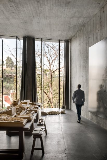 Architecture studio in Casa Estudio by Manuel Cervantes Estudio
