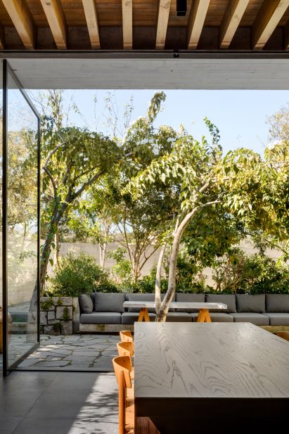 Huge glass doors in Casa Estudio by Manuel Cervantes Estudio
