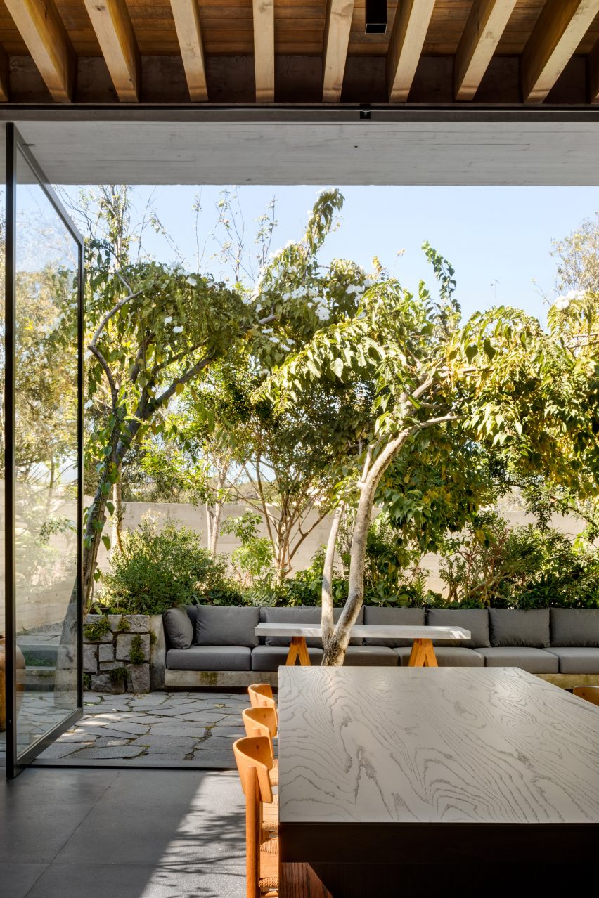 Huge glass doors in Casa Estudio by Manuel Cervantes Estudio