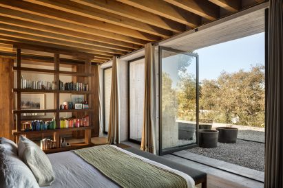 Bedroom in Casa Estudio by Manuel Cervantes Estudio