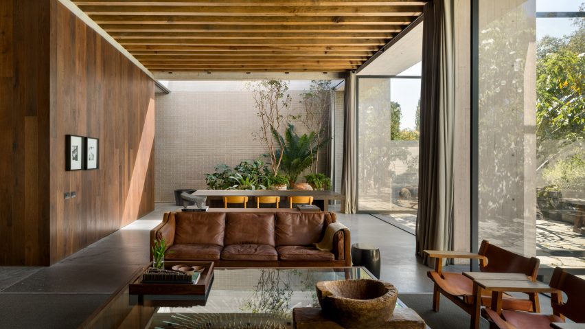 Living space in Casa Estudio by Manuel Cervantes Estudio