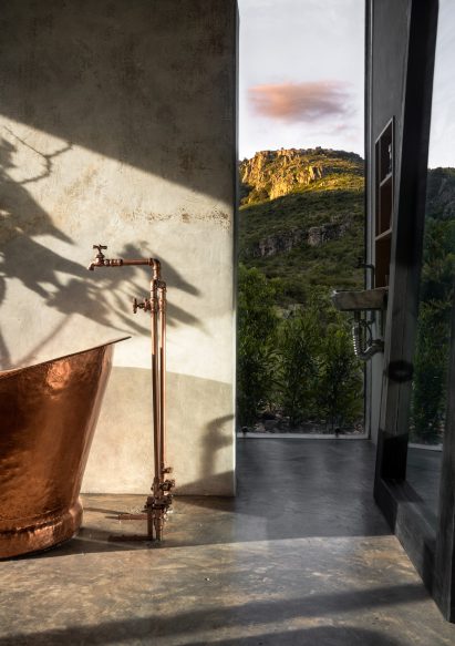 Bathroom with copper tub in Casa Eterea