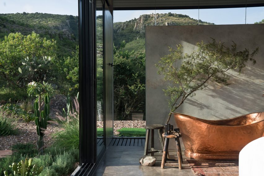 Bathroom and copper tub of Casa Eterea cabin by Prashant Ashoka