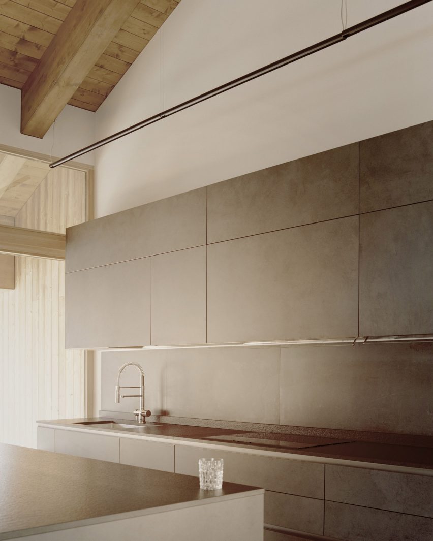 A kitchen inside an Italian chalet by LCA Architetti