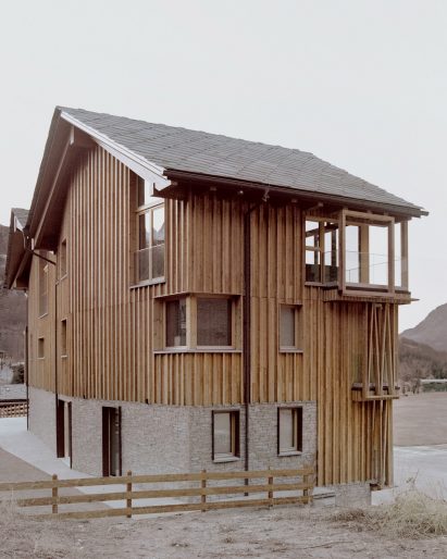 A contemporary wood-clad chalet by LCA Architetti in Italy
