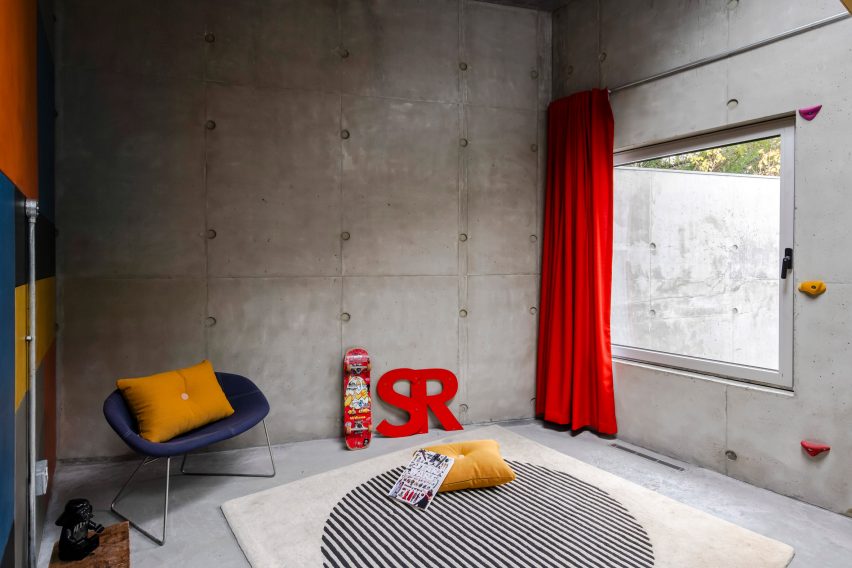 A bedroom in Concrete House by RAW Architecture Workshop in East Sussex