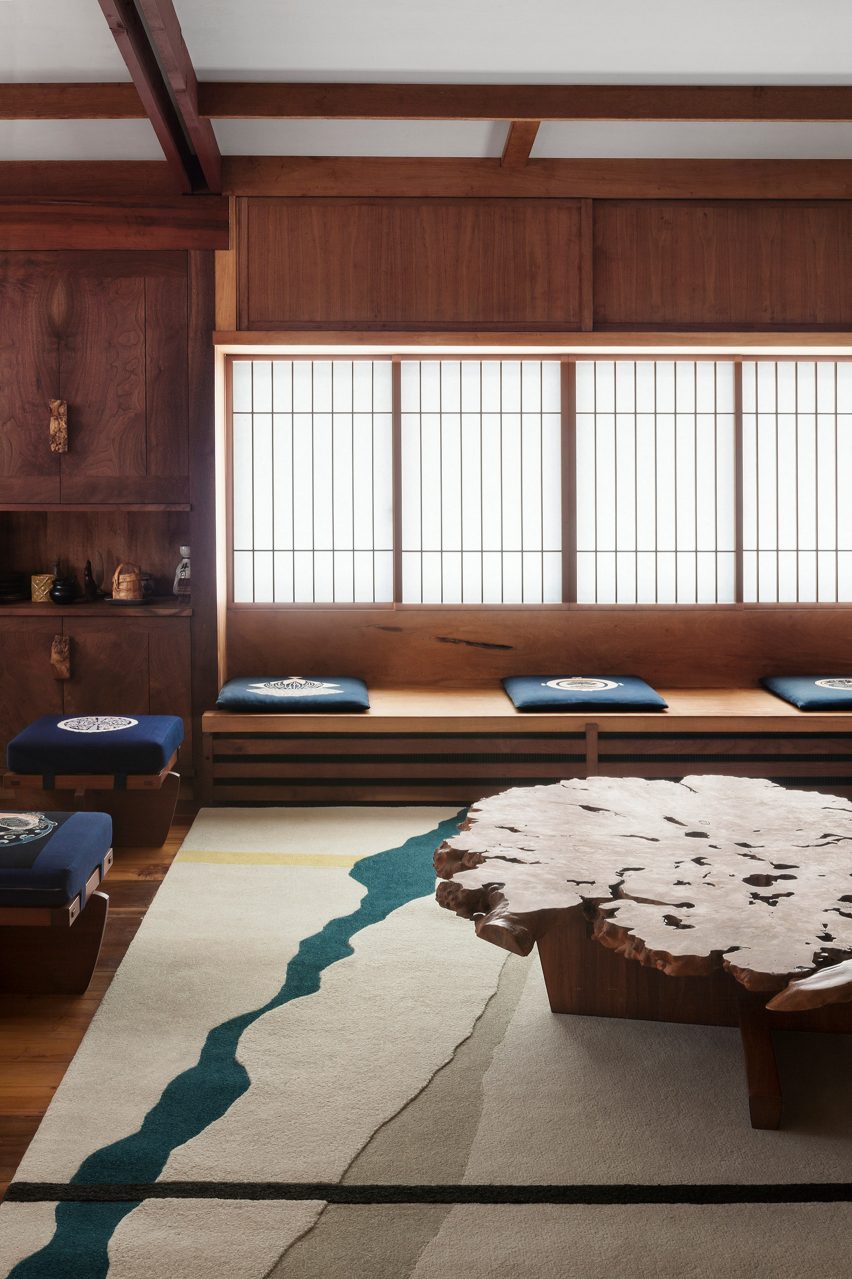 A room featuring the Conoid II rug by George Nakashima for Tai Ping Carpets