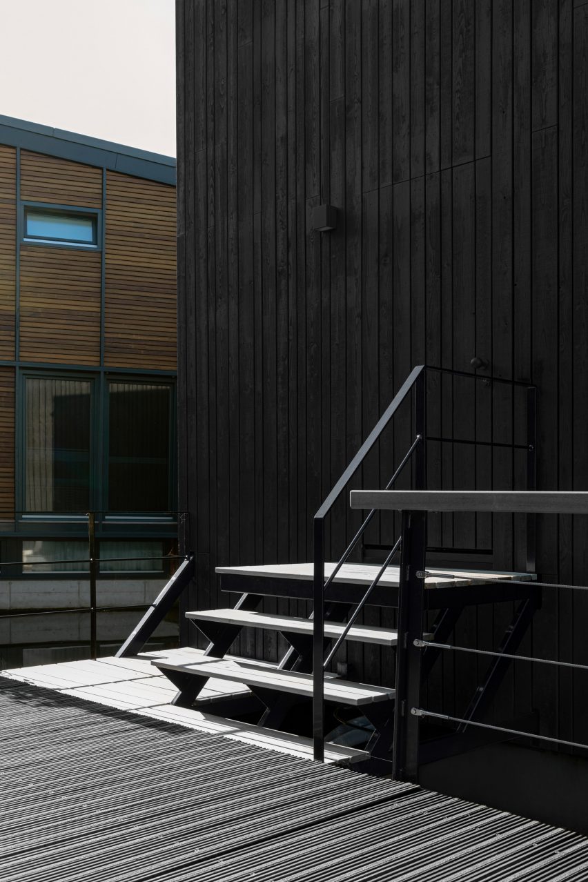 The entrance to the floating house by i29