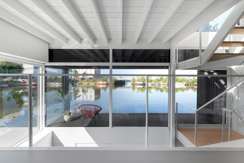 The interiors of the floating house by i29