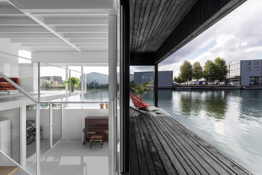 The shaded terrace of the floating house by i29