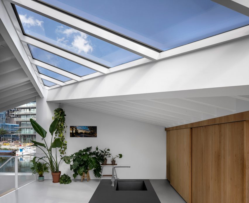 The kitchen of the floating house by i29