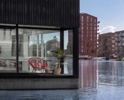 The shaded terrace of the floating house by i29