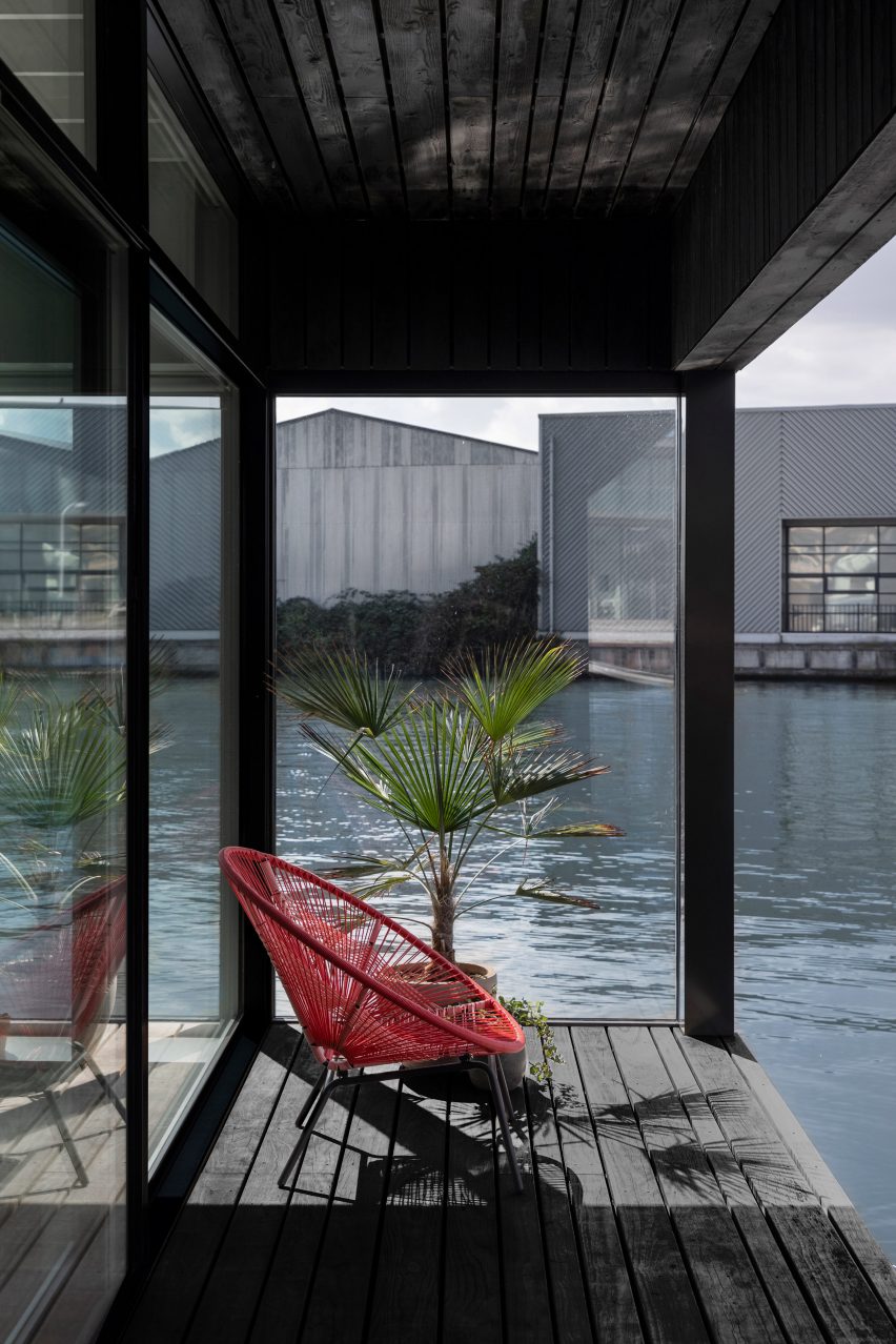 The shaded terrace of the floating house by i29