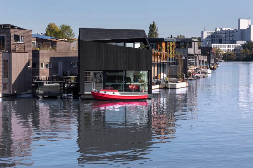 The stained-wood exterior of the floating house by i29