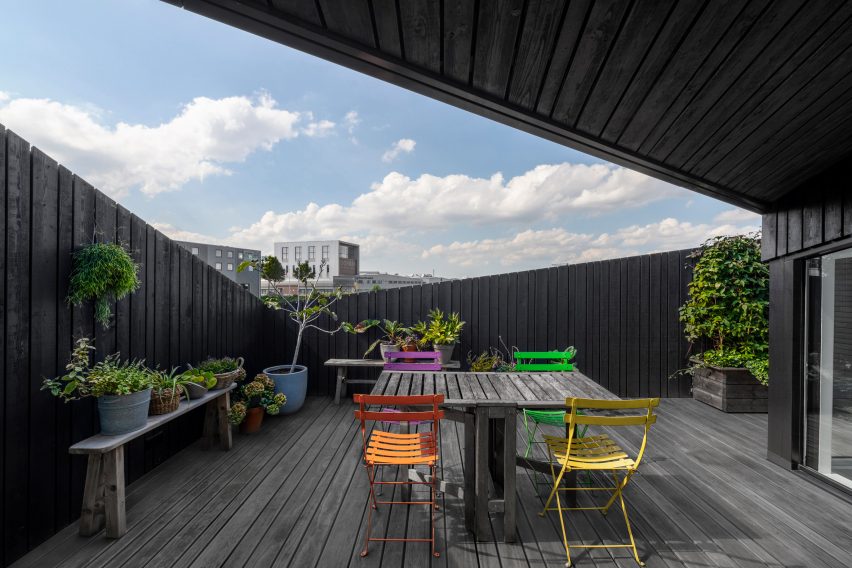 The roof terrace of the floating house by i29