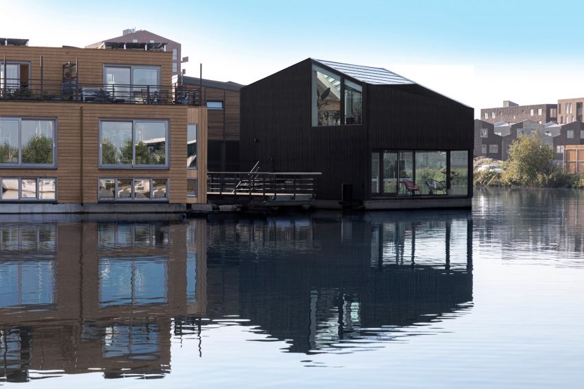 The stained-wood exterior of the floating house by i29