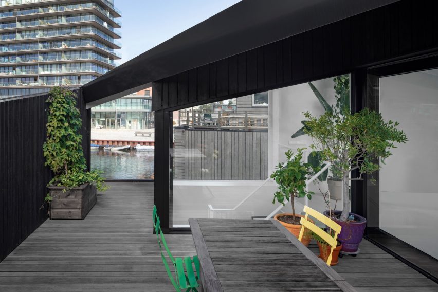 The roof terrace of the floating house by i29