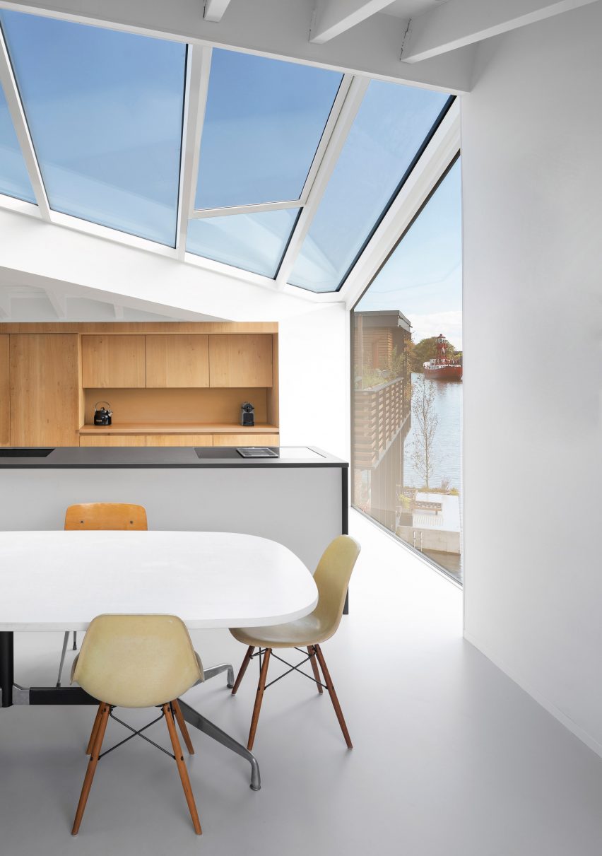 The kitchen of the floating house by i29