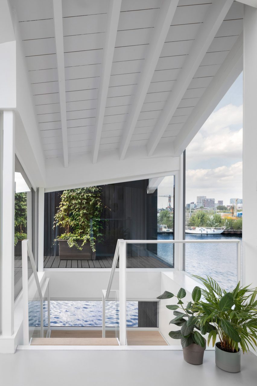 Inside the floating house by i29