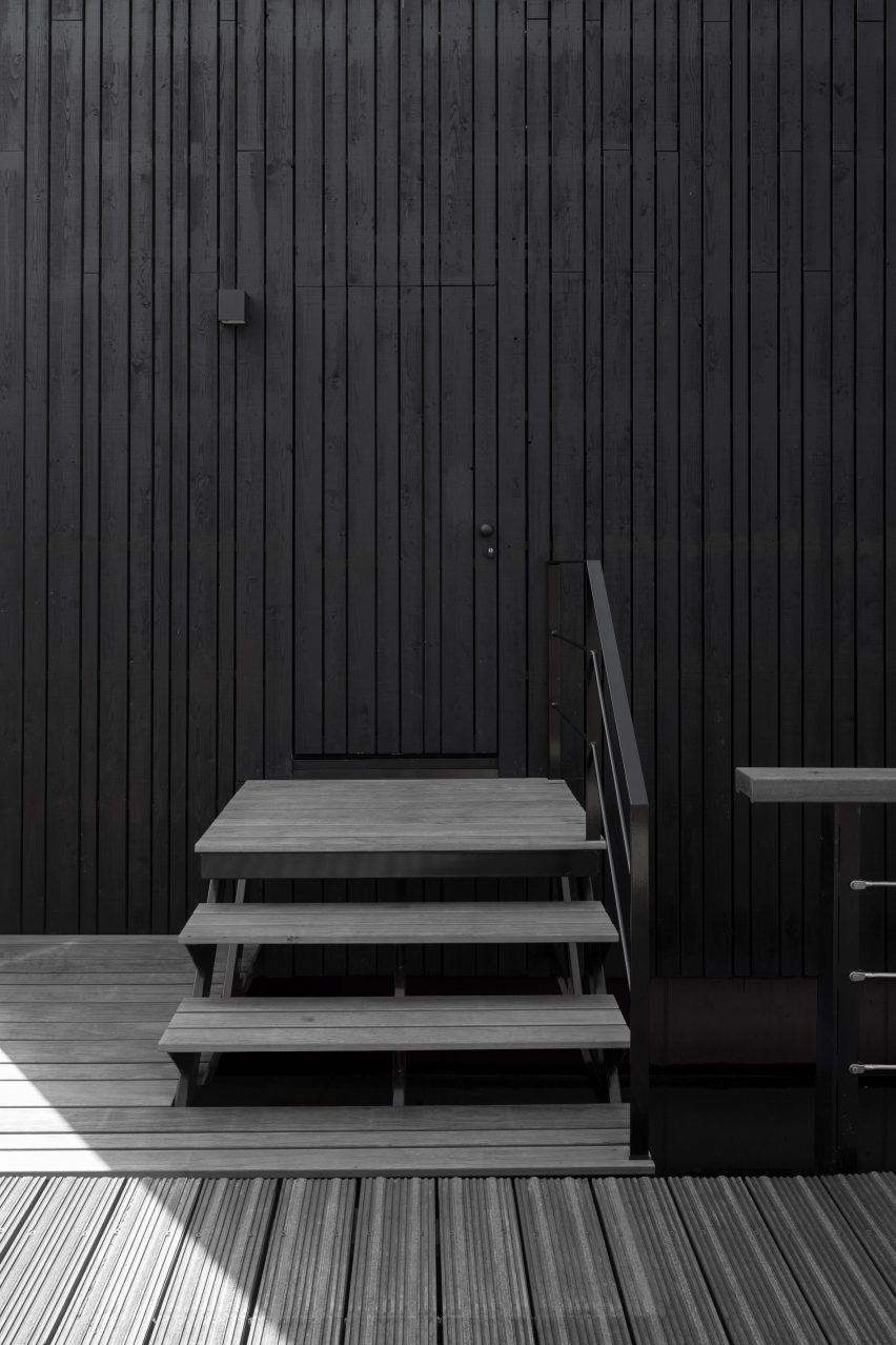 The entrance to the floating house by i29
