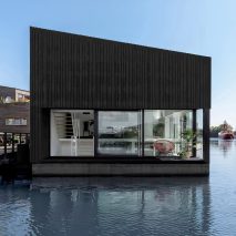 The stained-wood exterior of the floating house by i29