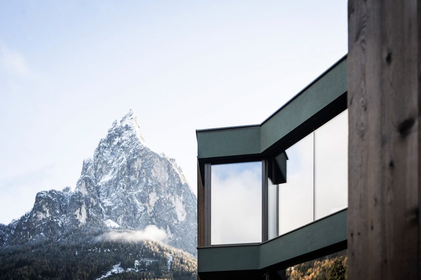 The exterior of the Floris hotel extension by NOA