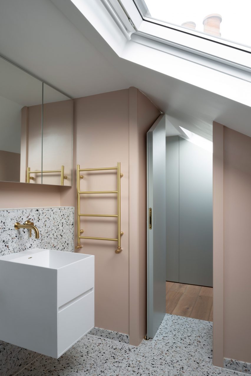 Bathroom in Frame House by Bureau de Change