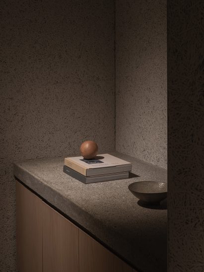 Concrete counter and wood wool cement board walls in Grillno restaurant interior by Keiji Ashizawa
