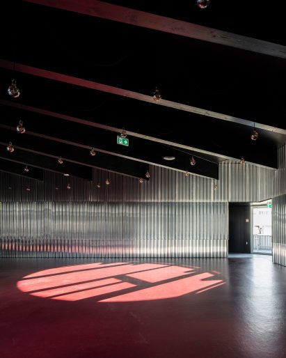 Refreshment space with cross-laminated timber roof
