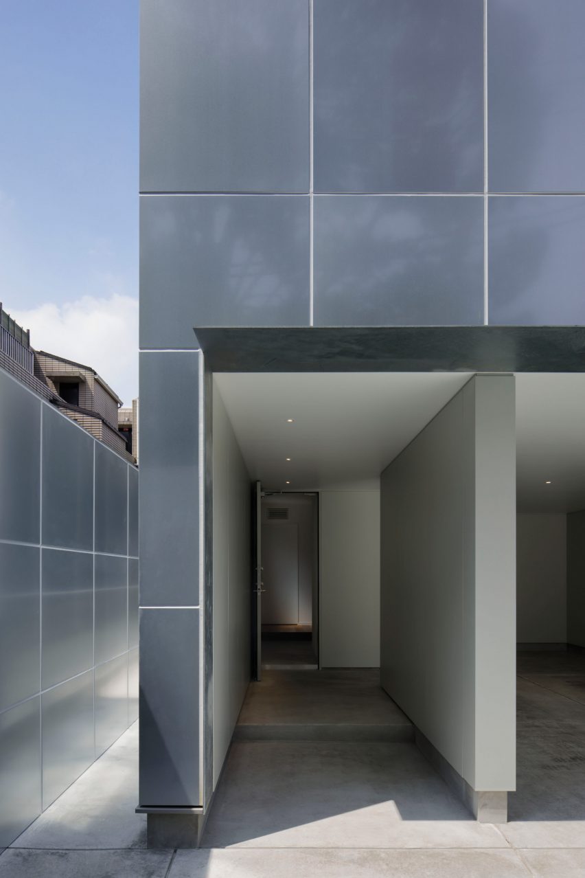 The steel cladding of House in Higashi-Gotanda by Case-Real