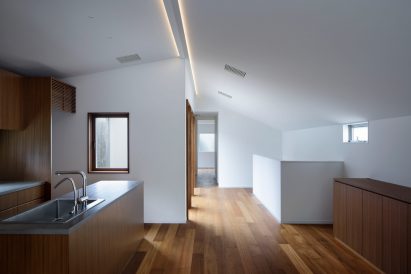 The kitchen of House in Higashi-Gotanda by Case-Real