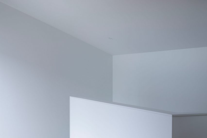 The white interiors of House in Higashi-Gotanda by Case-Real