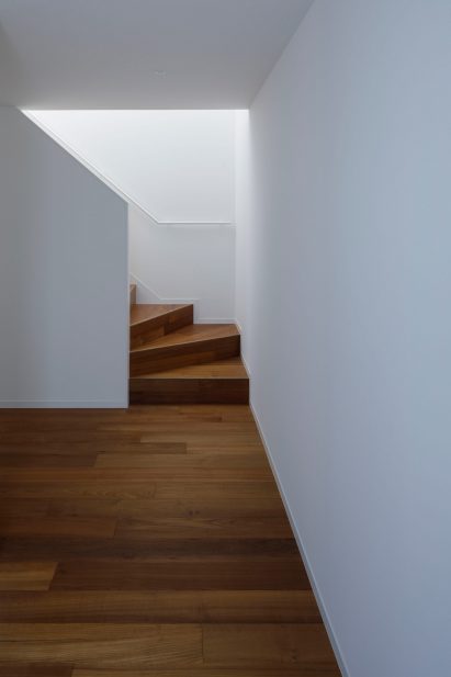 The staircase inside House in Higashi-Gotanda by Case-Real