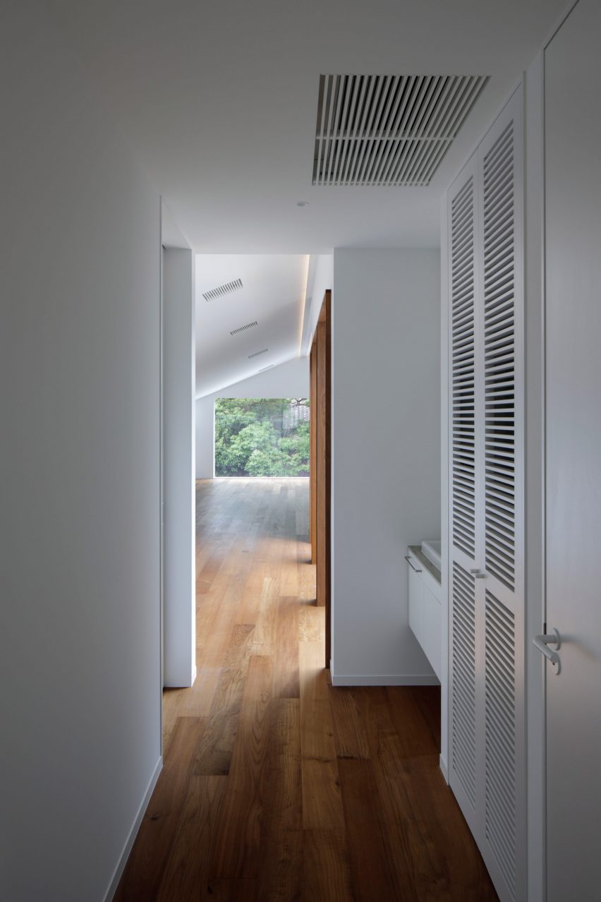 A corridor in House in Higashi-Gotanda by Case-Real