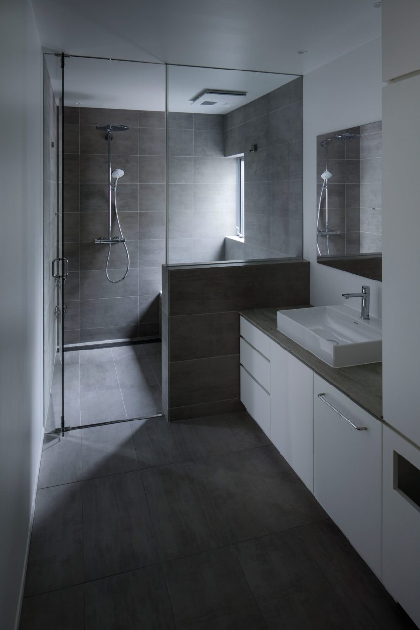 A bathroom in House in Higashi-Gotanda by Case-Real